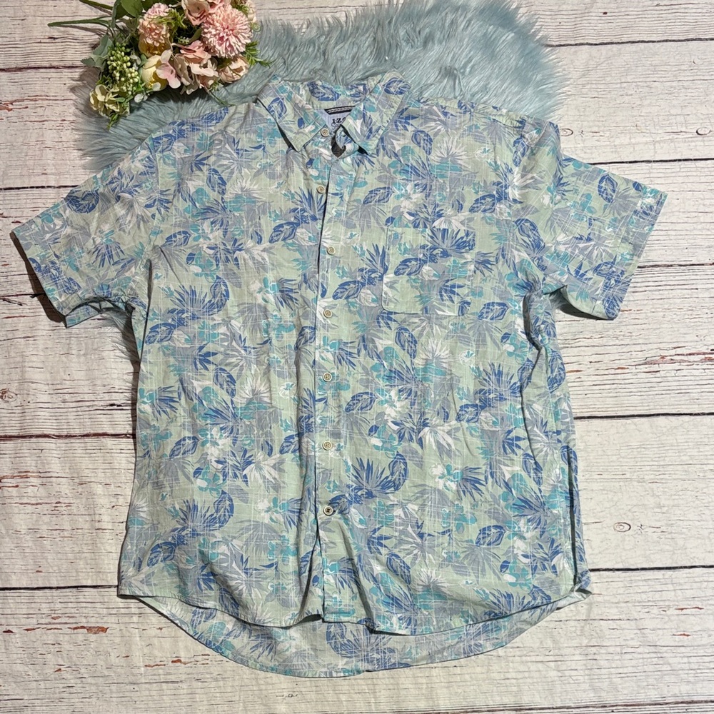 Izod Saltwater Light Blue and White Leaf Print Button Down Short Sleeve Shirt
